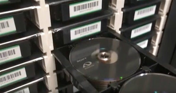 Sony-Discs im Datenarchiv. (Screenshot: YouTube/Sony)