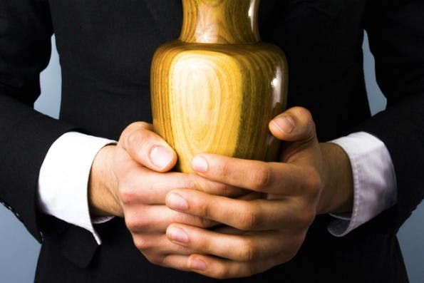 Ob das Foto in der Vitrine oder der Urnen-Schrein auf dem Kaminsims, wir wollen die Erinnerung aufrecht erhalten. (Bild: Shutterstock-Lolostock)