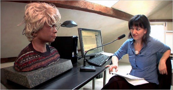 Bina48 greift auf 100 Stunden an Audiodateien zu, die von Bina Aspen eingesprochen wurden. (Screenshot: NYT-YouTube)