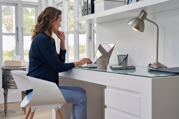 Allein im Homeoffice: Mitarbeiter, die nicht vor Ort präsent sind, haben öfter das Gefühl, dass ihr Beitrag nicht gewürdigt wird. Hier müssen Führungskräfte gegensteuern. (Foto: Shutterstock.com)