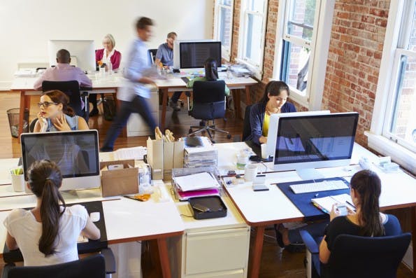 Je zufriedener die Mitarbeiter mit der IT-Ausstattung sind, desto wohler fühlen sie sich am Arbeitsplatz. (Foto: Shutterstock.com)