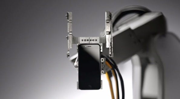 Liam: Die 29 Arme des Roboters zerlegen iPhones im Nu. (Screenshot: Apple)