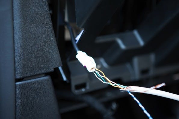 Ein mysteriöses Kabel unterhalb des Lenkrads entpuppte sich als Einfallstor. (Foto: Lookout)