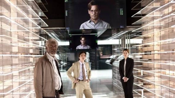 In „Transcendence“ transferiert Johnny Depp alias Dr. Will Caster sein Bewusstsein nach dem Tod in ein Computer-System. (Bild: Filmszene Transcendence)