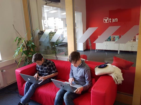 Fabio und Leon beim sammeln ihrer wichtigsten Tools. (Foto: t3n.de)