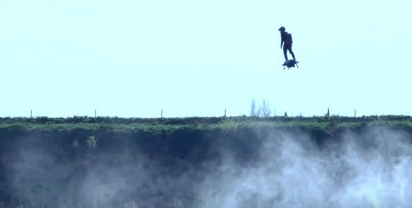 Flyboard Air: Zapata beim Flug mit dem Hoverboard. (Screenshot: YouTube/Zapata)