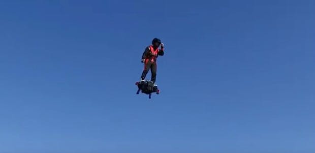 Saugefährlich, aber megageil: Mit diesem Hoverboard fliegst du 3.000 Meter hoch und 150 km/h schnell
