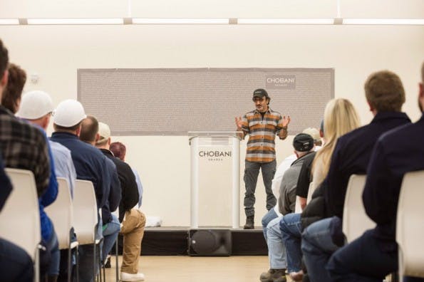 Chobani-Chef Hamdi Ulukaya verschenkt Aktien an seine Mitarbeiter. (Bild: Twitter/Ulukaya)