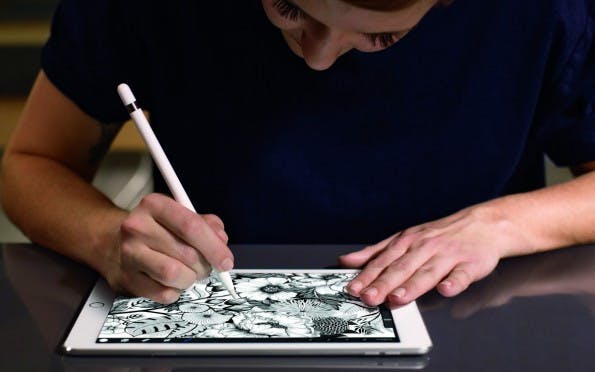 Der Apple Pencil funktioniert auch beim kleinen iPad Pro. (Foto: Apple)