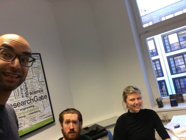 Der Arbeitstag von Ijad Madisch beginnt meistens um 10 Uhr. Dann bespricht er Termine mit Lydia und hört sich bei seinem Produktchef um. (Foto: Ijad Madisch)