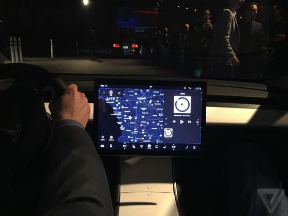 Der Innenraum des Tesla Model 3 ist noch nicht fertig. (Foto: The Verge)