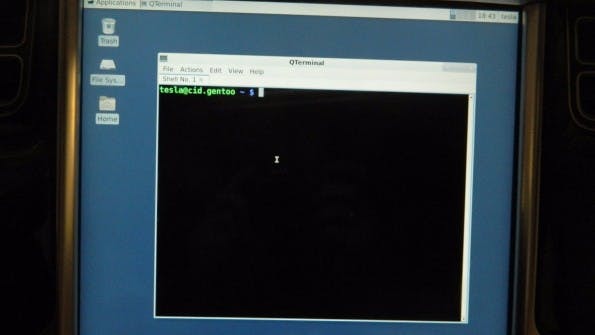 Tesla gehackt: Gentoo-Linux auf dem Touchscreen des Model S. (Foto: su-tesla.space)