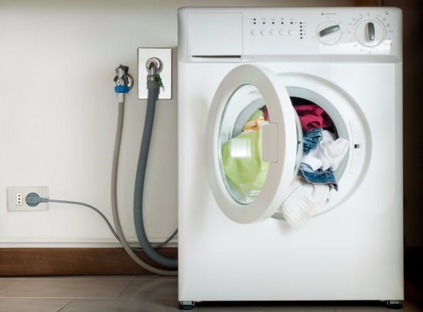 Die Waschmaschine ist ein Evolutionsschritt, der beim Lösen des Problems „saubere Wäsche“ enorm hilft. (Foto: Shutterstock)