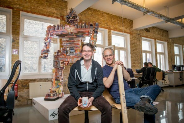 Paul Hopton (links) und Jackson Bond haben das Startup Relayr mitgegründet. (Copyright: Michael Hübner)