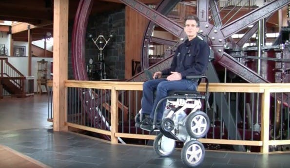 Segway-Erfinder Dean Kamen im iBot. (Screenshot: YouTube)