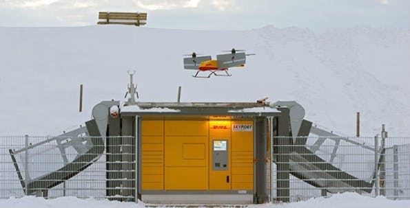 Paketkopter 3.0 beim Anflug auf die DHL-Packstation. (Foto: DHL)