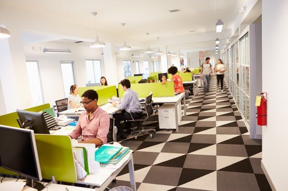 Zu langes Sitzen schadet der Gesundheit erheblich. Doch wie lässt sich im Büro gesünder arbeiten? (Foto: Shutterstock)