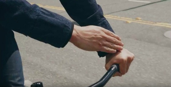 Smarte Jacke von Google und Levi Strauss: Smartphone beim Fahrrad fahren bedienen. (Screenshot: YouTube)