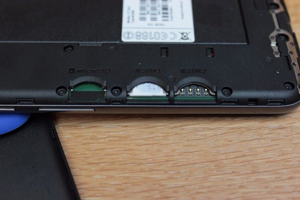 Drei Schächte: Trotz Dual-SIM-Funktion lässt sich der interne Speicher per microSD-Karte erweitern. (Foto: t3n)