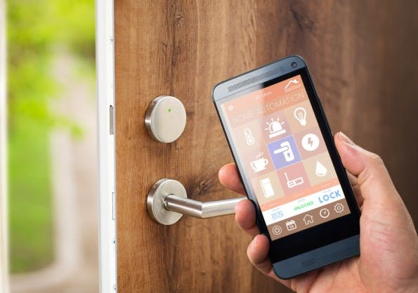 Die Tür per Smartphone öffnen? Das ist für viele heute noch nicht die Realität. (Foto: Shutterstock