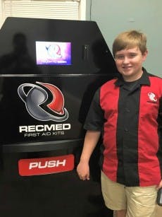 Startup-CEO Taylor Rosenthal vor seinem Erste-Hilfe-Automaten. (Foto: RecMed/Facebook)