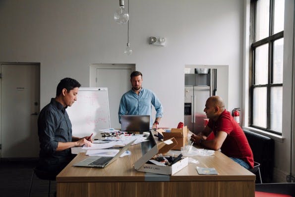 Ein kleines Team arbeitet am Waverly Labs Pilot. (Foto. Waverly Labs)