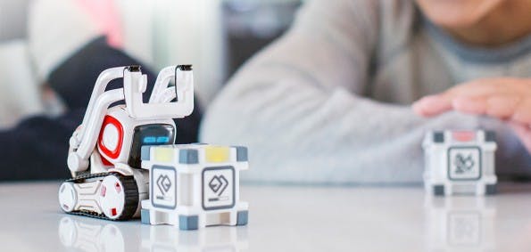 Der Anki Cozmo kann unter anderem mit Würfeln spielen. Lässt er sie fallen, kann es zu Wutausbrüchen führen. (Bild: Anki)