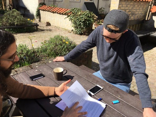 Harvey Wilks unterschreibt die Einverständniserklärung: Ein Bot übernimmt seine Social-Media-Kanäle für 48 Stunden. (Foto: Harvey Wilks)
