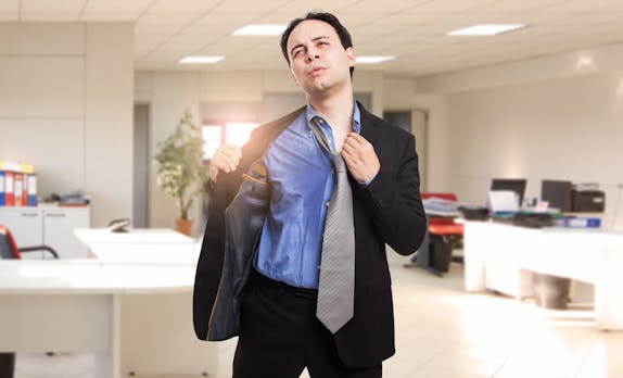 Hitze im Büro: Der perfekte Dresscode für echte Sommertage