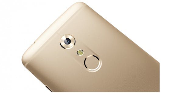 Mit dem rückseitigen Fingerabdrucksensor kann das ZTE Axon 7 im Nu entsperrt werden. (Bild: ZTE)