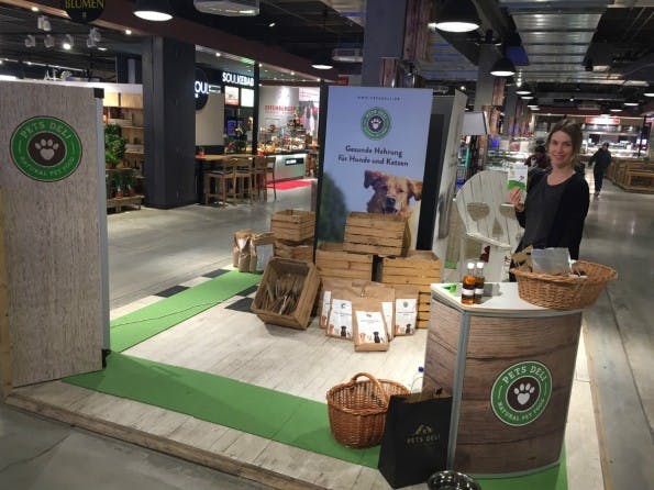 Eine Aktion von Store2be in Hamburg: Das Startup Pets Deli stellt in St. Pauli seine Produkte vor. (Foto: Store2be)