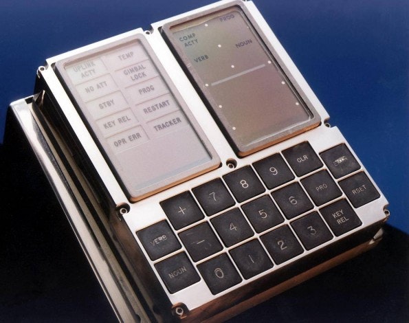 Das Bedienmodul des Apollo Guidance Computer hörte auf den Namen DSKY (DiSplay & KeYboard) und erinnert eher an einen Taschenrechner. (Quelle: NASA)
