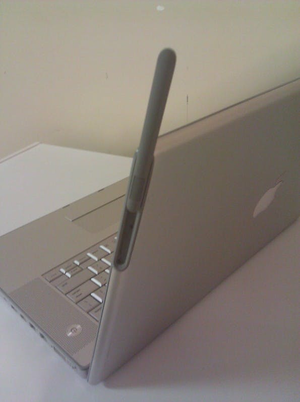Ein Macbook-Prototyp mit 3G-Funkmodul und herausziehbarer Antenne us dem Jahr 2007. (Foto: via MacRumors)