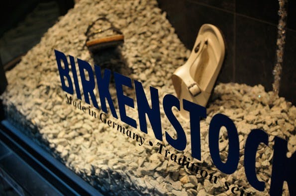 Birkenstock-Sandalen kommen einfach nicht aus der Mode. (Foto: Flickr/cipher, CC BY-SA 2.0)