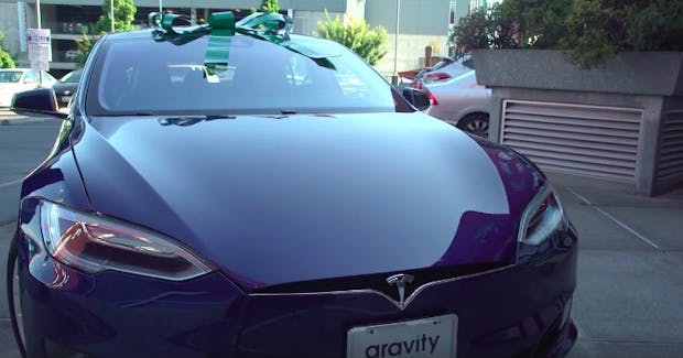 70.000 Dollar Jahresgehalt: Glückliche Mitarbeiter schenken Chef einen Tesla