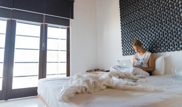 Reiseblogger-Alltag: Das Büro ist manchmal ein Bett, der Strand oder das Cafe um die Ecke. (Foto: Off the Path)