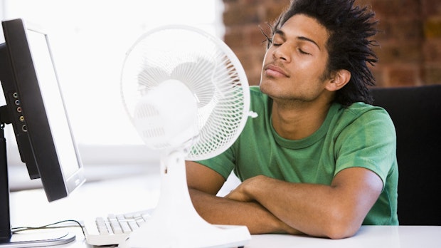 Kopfschmerzen, Schwindel, Kreislaufprobleme: 5 Tipps bei Hitze im Büro