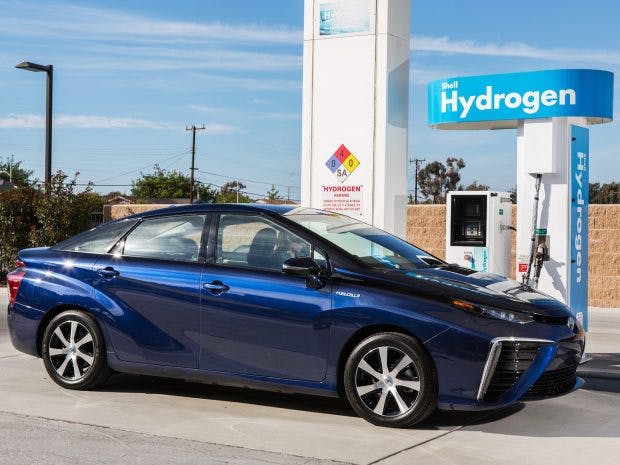 Toyotas Mirai vor einer Wasserstoff-Zapfstation. (Foto: Toyota)