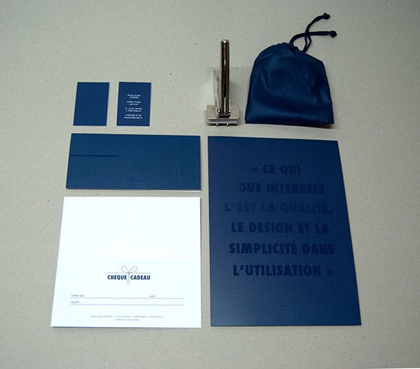 Geschenkgutscheine, Visitenkarten, Mappen und Prägezange zur Druckveredelung für ein kleines Budget. (Foto: Lisa Elsen)