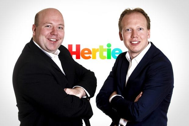 Jan und Nils Klöker (v. l.) wollen bei Hertie.de wieder D-Mark annehmen. (Foto: HDK/Hertie)