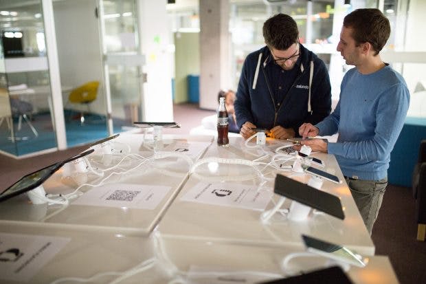 Überall im Tech-Gebäude von Zalando stehen Tische mit unterschiedlichen Devices. Hier können Entwickler testen, ob alles funktioniert. (Quelle: Tony Haupt/Zalando)