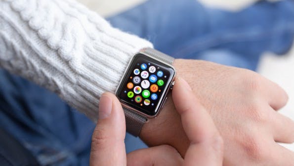 Die Apple Watch wird in Kürze aktualisiert. (Foto: <a href="http://www.shutterstock.com/gallery-695464p1.html?cr=00&pl=edit-00">Denys Prykhodov</a> / <a href="http://www.shutterstock.com/editorial?cr=00&pl=edit-00">Shutterstock.com</a>)