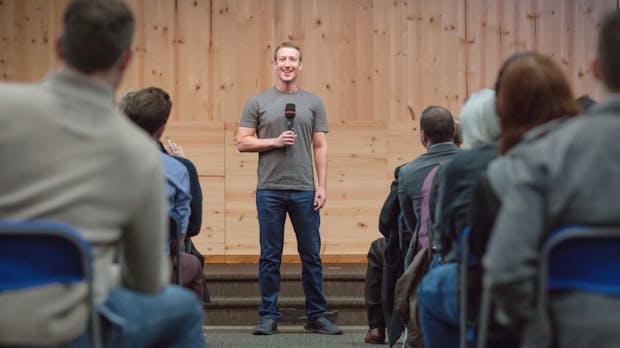 Mehr als 12 Mitarbeiter helfen Mark Zuckerberg mit seinem Facebook-Profil