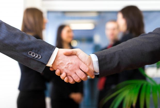 Wer beim Onboarding auf die richtigen Maßnahmen setzt, erleichtert neuen Mitarbeitern die Integration ins Team. (Foto: Shutterstock)