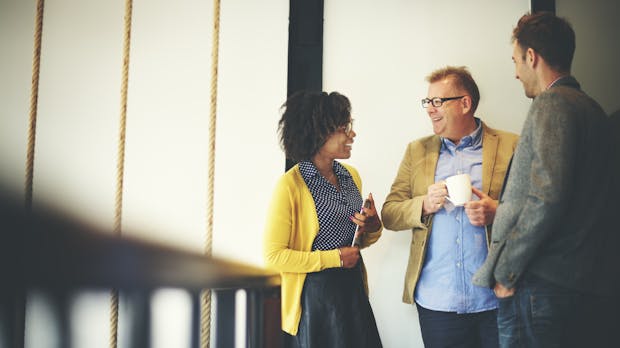 Networking-Knigge: So kommst du mit garantiert jedem ins Gespräch