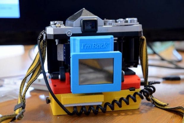 Dieses Gehäuse verbindet euer Raspberry Pi mit einer analogen Fotokamera. (Foto: Samuel Mello Medeiros / Kickstarter)