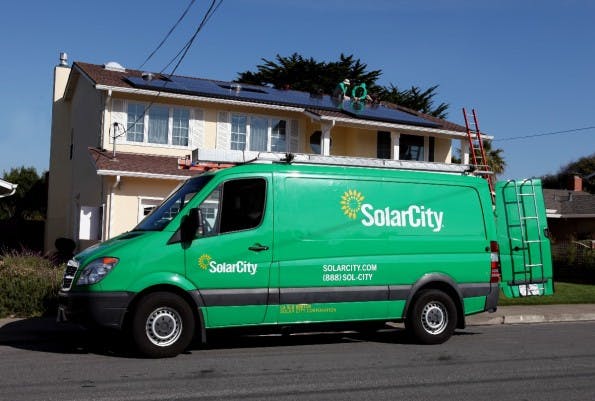 Solarcity-Mitarbeiter installieren eine Solaranlage in Kalifornien (Foto: Shutterstock/Jennie Book)