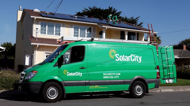 Tesla und Walmart: Klage wegen brennender Photovoltaik-Anlagen