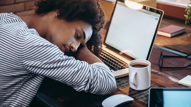 Richtig Powernappen im Büro: Tipps für das Nickerchen am Arbeitsplatz