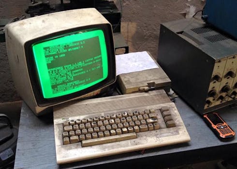 Diese polnische Autowerkstatt hat noch einen C64 im Einsatz